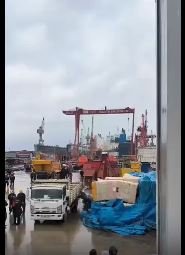 Şiddetli rüzgâr vinci devirdi: Tersanede panik anları kamerada