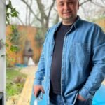 Medeniyet Teknopark tarafından 8’inci Networking Toplantısı düzenlendi Eğitim ● 2026-01-12 15:39:57 ● İstanbul ● Ulusal ● Medeniyet Teknopark tarafından 8’inci Networking Toplantısı düzenlendi. Fotoğraf: İstanbul, (DHA) Medeniyet Teknopark tarafından 8’inci Networking Toplantısı düzenlendi. Fotoğraf: İstanbul, (DHA) Medeniyet Teknopark tarafından 8’inci Networking Toplantısı düzenlendi. Fotoğraf: İstanbul, (DHA) Medeniyet Teknopark tarafından 8’inci Networking Toplantısı düzenlendi. Fotoğraf: İstanbul, (DHA) Medeniyet Teknopark tarafından 8’inci Networking Toplantısı düzenlendi. Fotoğraf: İstanbul, (DHA) Medeniyet Teknopark tarafından 8’inci Networking Toplantısı düzenlendi. Fotoğraf: İstanbul, (DHA) Medeniyet Teknopark tarafından 8’inci Networking Toplantısı düzenlendi. Fotoğraf: İstanbul, (DHA) Medeniyet Teknopark tarafından 8’inci Networking Toplantısı düzenlendi. Fotoğraf: İstanbul, (DHA) Medeniyet Teknopark tarafından 8’inci Networking Toplantısı düzenlendi. Fotoğraf: İstanbul, (DHA) İSTANBUL, (DHA)- İSTANBUL Medeniyet Üniversitesi Medeniyet Teknopark tarafından düzenlenen 8’inci Networking Toplantısı, girişimcileri, iş dünyası temsilcilerini ve ekosistem paydaşlarını Medeniyet Teknopark Tuzla Yerleşkesinde bir araya getirdi. Etkinlikte firmalar projelerini tanıtırken, 2025 yılı boyunca gösterdikleri performansla öne çıkan girişimler de ödüllendirildi.  Toplantının açılış konuşmasını yapan İstanbul Medeniyet Üniversitesi Genel Sekreteri ve Medeniyet Teknopark Genel Müdürü Ali Ramazan Tak, teknoparkların yalnızca birer çalışma alanı değil, aynı zamanda iş birliklerinin doğduğu ve büyüdüğü stratejik ekosistemler olduğunu söyledi. Tak, Medeniyet Teknopark’ın girişimcilere sunduğu desteklerle ulusal ve uluslararası ölçekte değer üreten projelere ev sahipliği yaptığını ifade etti.  Tak, “İstanbul Medeniyet Üniversitesi çatısı altında; akademiyi, sanayiyi ve girişimcileri bir araya getiren, iş birliği fırsatları üreten ve küresel ölçekte rekabet edebilen güçlü bir ekosistem inşa ediyoruz. Bu ekosistemin bir parçası olmaktan hem girişimcilerimiz hem de akademik paydaşlarımız adına büyük bir gurur duyuyoruz. Gerçekleştirdiğimiz networking buluşmalarıyla da bu güçlü yapıyı daha da pekiştirerek, paydaşlarımıza keyifli ve verimli bir etkileşim ortamı sunuyoruz” dedi.  Toplantıya katılan İstanbul Medeniyet Üniversitesi Rektörü ve Medeniyet Teknopark Yönetim Kurulu Başkanı Prof. Dr. Gülfettin Çelik ise konuşmasında, üniversite–sanayi iş birliğinin Türkiye’nin kalkınma hedefleri açısından taşıdığı öneme belirterek, teknopark bünyesinde geliştirilen yenilikçi projelerin ekonomik ve teknolojik dönüşüme katkı sunduğunu söyledi.  FİRMALAR PROJELERİNİ TANITTI, İŞ BİRLİĞİ FIRSATLARI DEĞERLENDİRİLDİ  Program kapsamında Medeniyet Teknopark bünyesinde faaliyet gösteren firmalar, gerçekleştirdikleri sunumlarla ürün ve hizmetlerini tanıttı. Etkinliğe 65 firma katıldı. Katılımcılar, sunumların ardından düzenlenen networking bölümünde birebir görüşmeler yaparak yeni iş birlikleri için temaslarda bulundu.  ‘2025 YILININ EN’LERİ’ ÖDÜL TÖRENİ GERÇEKLEŞTİ  Toplantının öne çıkan bölümlerinden biri de ‘2025 Yılının En’leri’ ödül töreni oldu. Yıl boyunca gösterdikleri performansla ekosisteme katkı sunan firmalar şu kategorilerde ödüllendirildi:  “Yılın Global Pazarlarda En Aktif Firması: Beyaz Net  “Yılın Satış Rekortmeni Firması: Feraset  ‘YILIN EN İŞ BİRLİKÇİ FİRMASI: TECHNE’  Plaket takdimleri, İstanbul Medeniyet Üniversitesi Rektörü Prof. Dr. Gülfettin Çelik, İstanbul Medeniyet Üniversitesi Rektör Yardımcısı Prof. Dr. Yaşar Bülbül ve İstanbul Medeniyet Üniversitesi Rektör Yardımcısı Prof. Dr. Fatih Sarıoğlu tarafından gerçekleştirildi.  Medeniyet Teknopark yetkilileri, girişimcilik ekosistemini güçlendiren ve firmalar arası iş birliklerini artırmayı hedefleyen networking toplantılarının önümüzdeki dönemde de devam edeceğini belirtti.  Stemzy Mühendislik’ten Mubashir Mansoor, “Medeniyet Teknopark ekosistemi sayesinde güçlü bir network, yüksek bir enerji ve önemli bir sinerji ortamı içinde yeni yıla başlıyoruz. Bu yapı içerisinde yeni projeler üretmekten ve girişimcilik yolculuğumuzu burada sürdürmekten büyük mutluluk duyuyoruz. Yeni yılın hepimiz için bol projeli ve verimli geçmesini diliyorum” dedi.  Yıldız Endüstriyel’den İlker Yıldız, “Bugün, soğuk havaya rağmen son derece sıcak ve samimi bir ortamda, teknopark ekosisteminin tüm paydaşlarıyla bir araya geldik. Bu güçlü buluşmayı mümkün kılan Medeniyet Teknopark ekibine teşekkür ediyor, bu tür organizasyonların artarak devam etmesini temenni ediyoruz” ifadelerini kullandı.