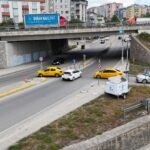 Sultangazi’de Yağış Kazaya Neden Oldu: Araç Orta Refüje Çıktı