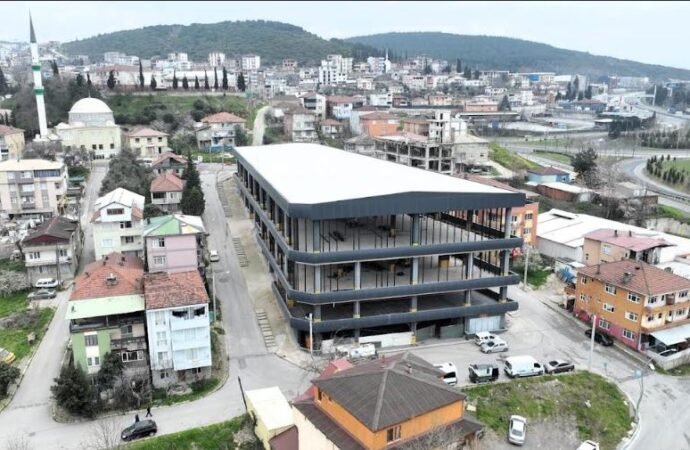 Dilovası’nda dönüşüm hız kesmiyor: Katlı otopark belediye hizmet binasına dönüşüyor