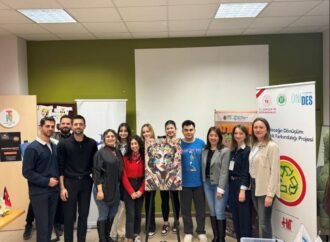 Atıklar KOÜ’de sanata dönüştü: Gençlerden sıfır atık bilincine yaratıcı katkı