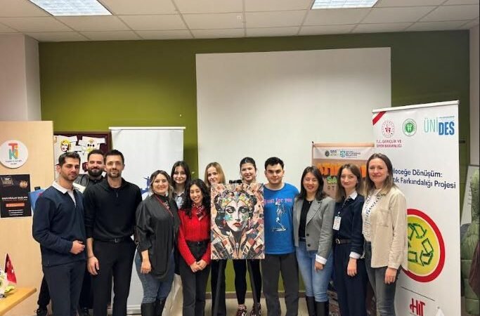 Atıklar KOÜ’de sanata dönüştü: Gençlerden sıfır atık bilincine yaratıcı katkı