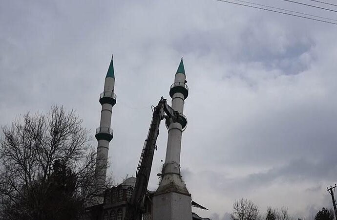 Hasar Gören Camii Kontrollü Olarak Yıkıldı