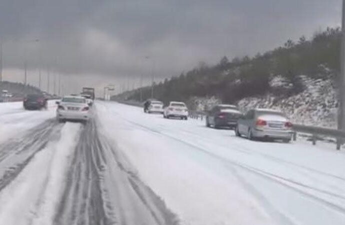 Ankara’da şiddetli yağış ve dolu trafiği olumsuz etkiledi