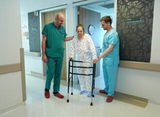 68 Yaşındaki Kadın Diz Ameliyatı Sonrası Hızla Yürümeye Başladı