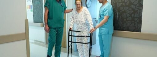 68 Yaşındaki Kadın Diz Ameliyatı Sonrası Hızla Yürümeye Başladı