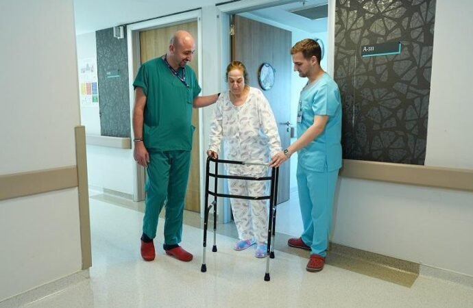 68 Yaşındaki Kadın Diz Ameliyatı Sonrası Hızla Yürümeye Başladı