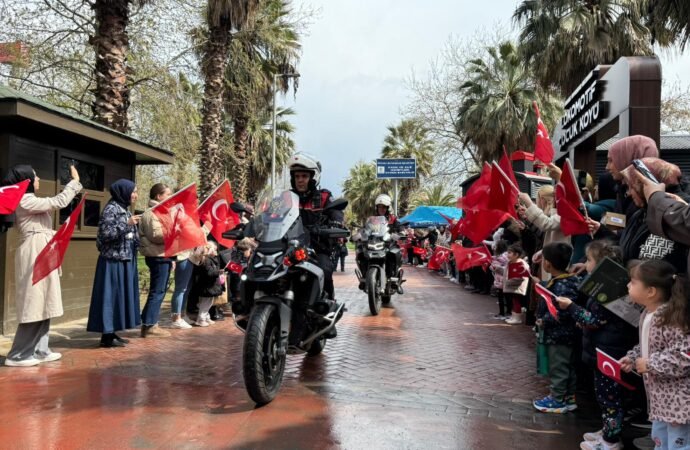 Yunus polisleri, çocukların gönlünü fethetti