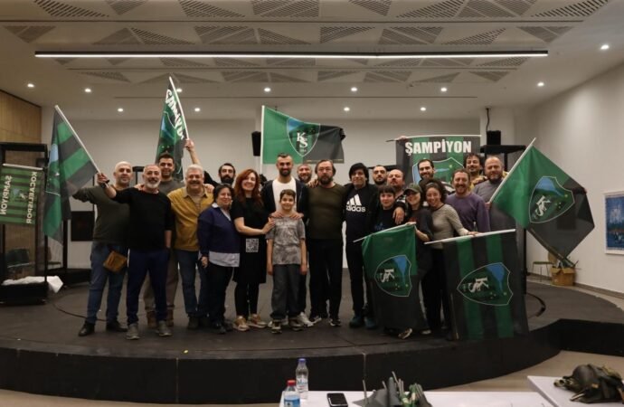 Serdar Dursun, tiyatro provasında oyuncuları övdü