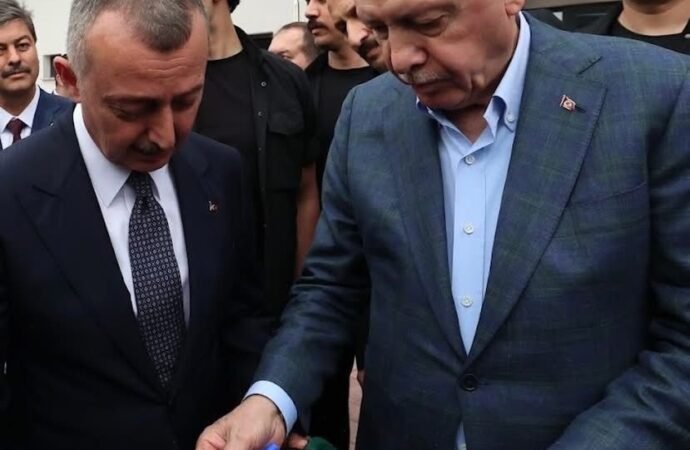 Büyükakın, müze için Cumhurbaşkanı Erdoğan’a forma imzalattı