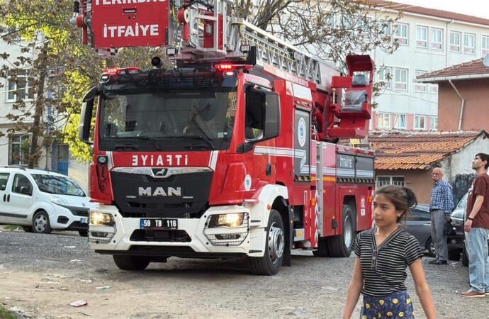 Çorlu’da apartman dairesinde yangın paniği