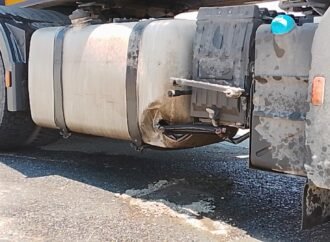 Silivri’de TIR’ın yakıt deposu hasar gördü; yol 1 kilometre boyunca mazotla kaplandı