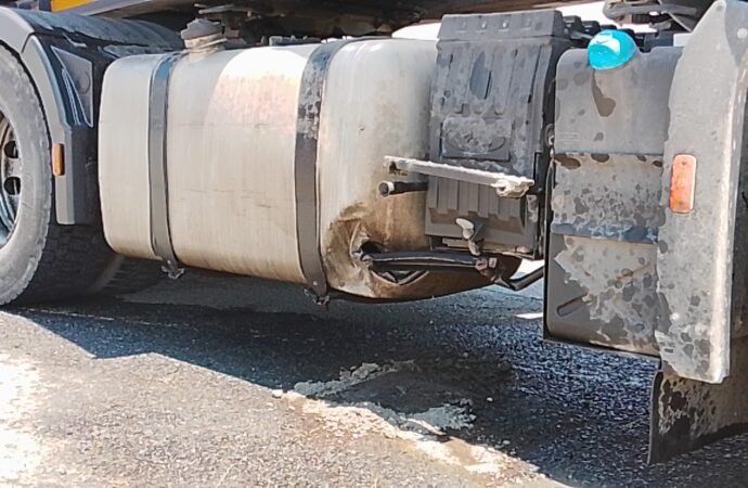 Silivri’de TIR’ın yakıt deposu hasar gördü; yol 1 kilometre boyunca mazotla kaplandı