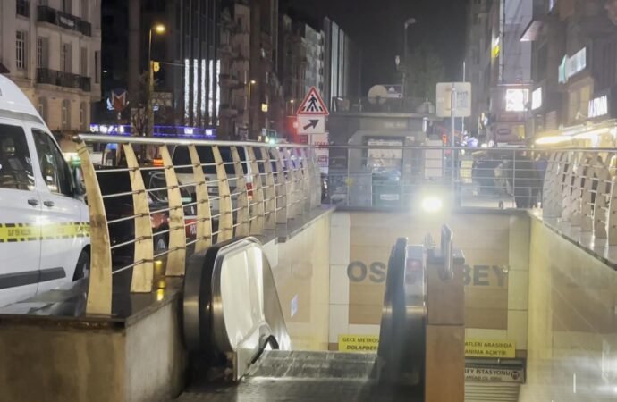 Metro İstasyonunda Raylara Düşen Genç Hayatını Kaybetti