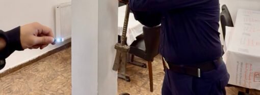 Fatih’te Restoranda Sıkışan Yavru Kedi İtfaiye Tarafından Kurtarıldı