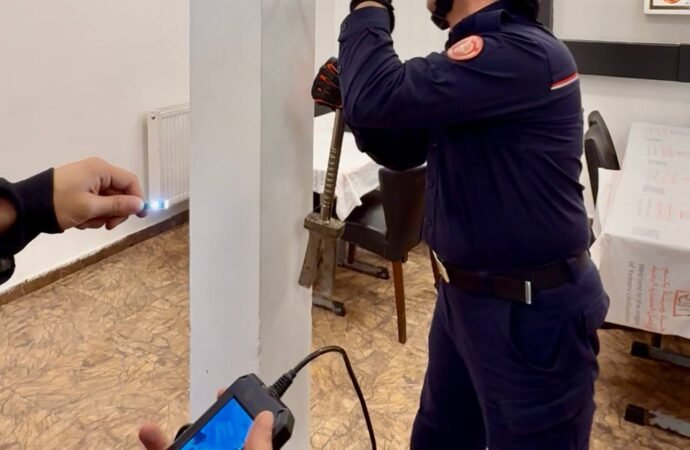 Fatih’te Restoranda Sıkışan Yavru Kedi İtfaiye Tarafından Kurtarıldı