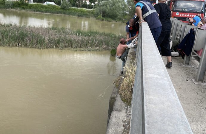 Köprüde intihar girişiminde bulunan kişi kurtarıldı