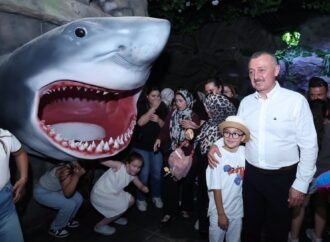 Başkan Büyükakın, karne alan öğrencilerin mutluluğunu paylaştı