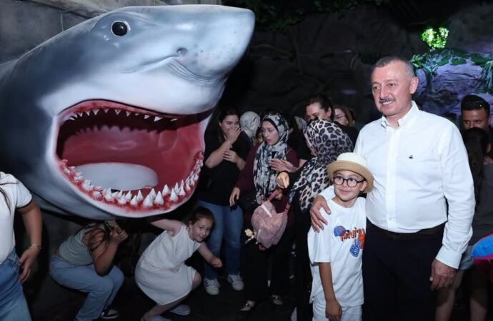 Başkan Büyükakın, karne alan öğrencilerin mutluluğunu paylaştı