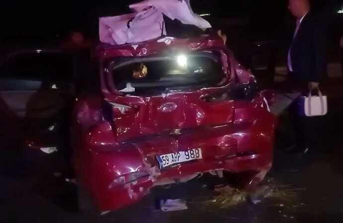 Bolu’da Tır, Bekleyen Otomobile Çarptı: 3 Yaralı