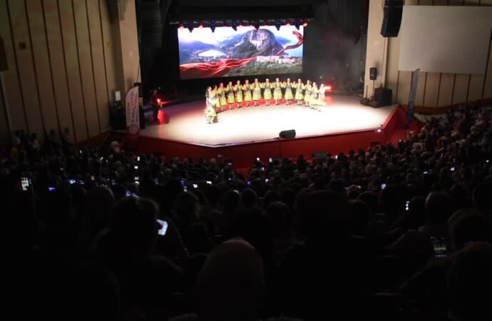 Trabzon’da Öğretmenlerden Oluşan Orkestra ve Dans Gösterisi