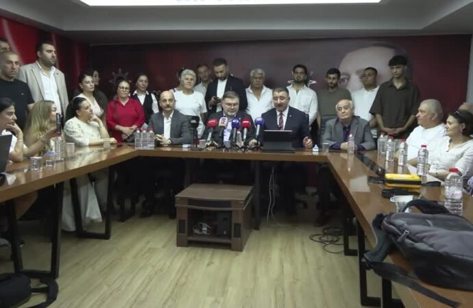 İzmir’de AK Parti’ye Yeni Üyeler Katıldı