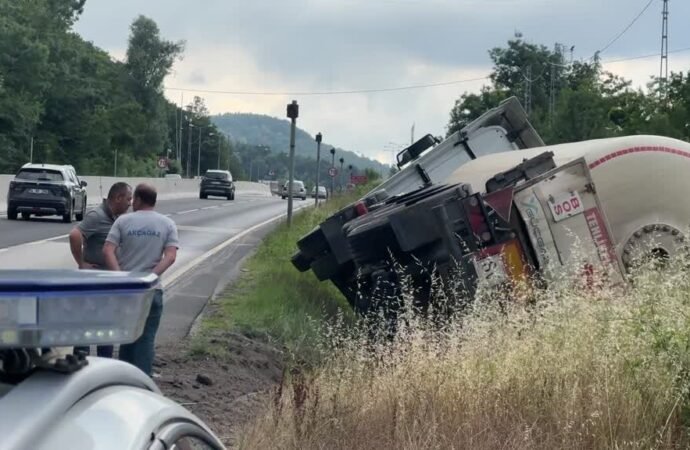 Bolu Dağı’nda Yanıcı Madde Yüklü Tanker Devrildi