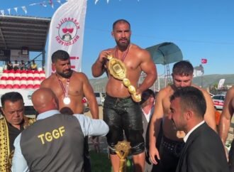 Karaadilli Pehlivan Güreşleri’nde Feyzullah Aktürk Şampiyon Oldu