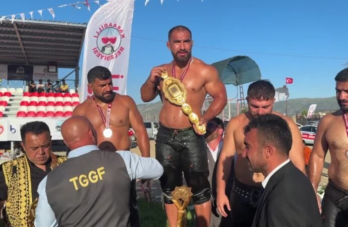 Karaadilli Pehlivan Güreşleri’nde Feyzullah Aktürk Şampiyon Oldu