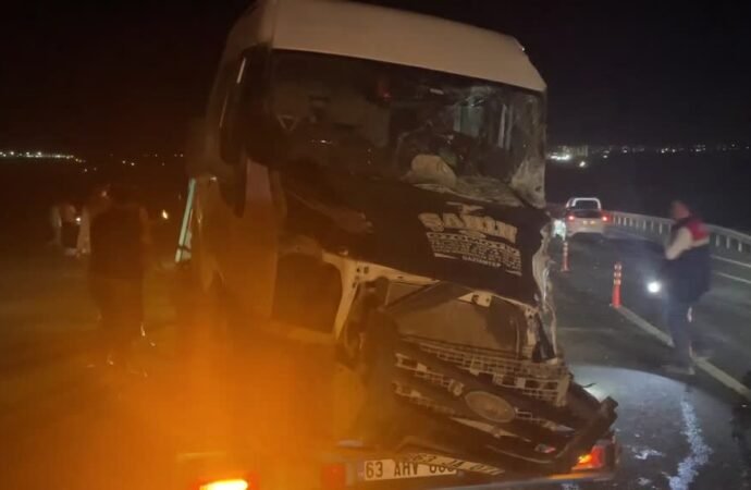 Şanlıurfa’da Minibüs ve Arazöz Çarpıştı, 8 Yaralı