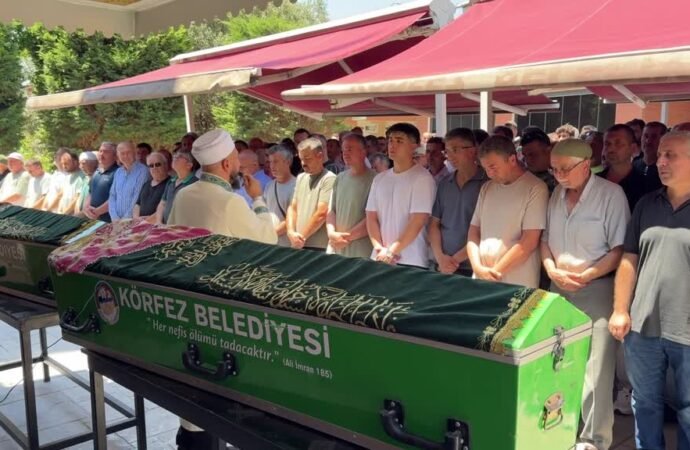 Sakarya’daki Trafik Kazasında Hayatını Kaybeden Anne ve Kızı Defnedildi