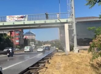 Üsküdar’da Su Borusu Patladı, Otoyolda Trafik Aksadı