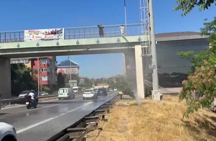 Üsküdar’da Su Borusu Patladı, Otoyolda Trafik Aksadı
