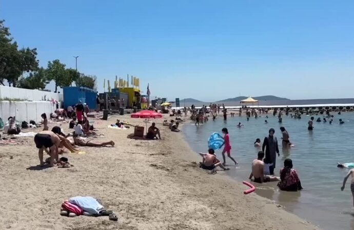 İstanbul’da Sıcak Hava Sahilleri Doldurdu