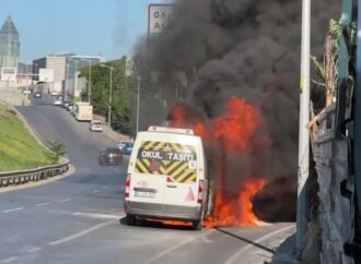Üsküdar’da Seyir Halindeki Servis Aracı Yandı