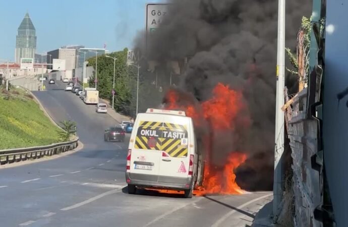 Üsküdar’da Seyir Halindeki Servis Aracı Yandı
