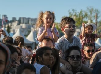 Çocuklar ‘Lemi Abi’ ile Karneval’da buluştu