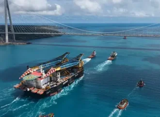 Büyük vinç gemisi İstanbul Boğazı’ndan geçiş yaptı