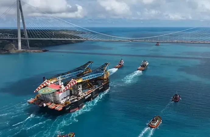 Büyük vinç gemisi İstanbul Boğazı’ndan geçiş yaptı