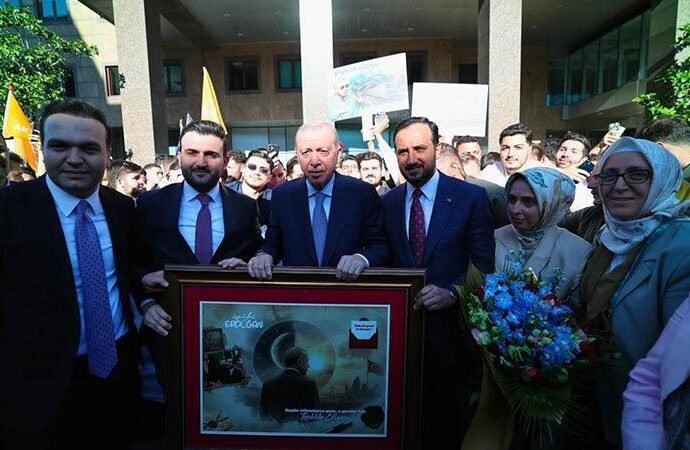 Erdoğan’a Gençlerden Babalar Günü Hediyesi