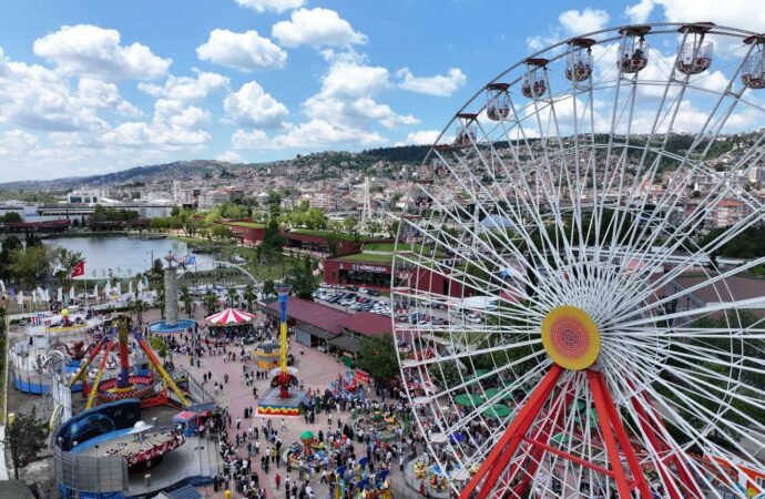 Karneval coşkusu lunaparkta katlanıyor