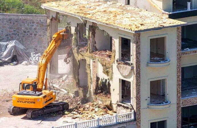 Başiskele’de Kaçak Yapı Yıkıldı