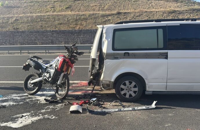 Kocaeli’de Minibüse Çarpan Motosiklet Sürücüsü Ağır Yaralandı