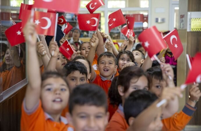 Öğrenciler Yaz Tatiline Karneleriyle Girdi