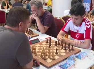 İzmir’de 12. Çeşme Uluslararası Satranç Turnuvası Devam Ediyor
