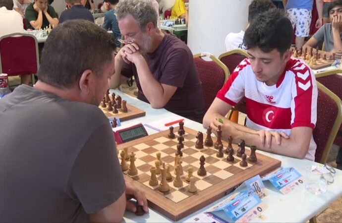İzmir’de 12. Çeşme Uluslararası Satranç Turnuvası Devam Ediyor