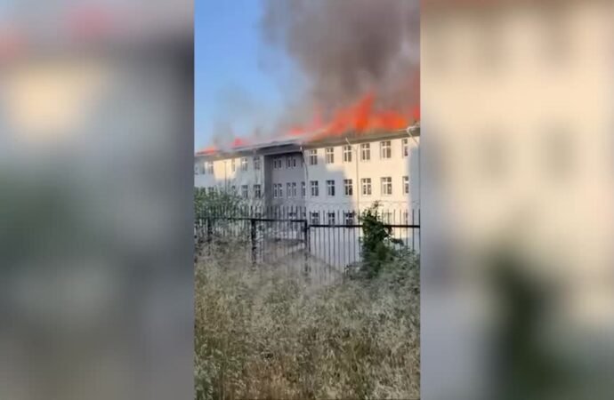 Beylikdüzü’nde Okul Çatısında Yangın Çıktı