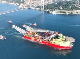 İstanbul Boğazı’ndan Doğal Gaz Platformu Geçişi