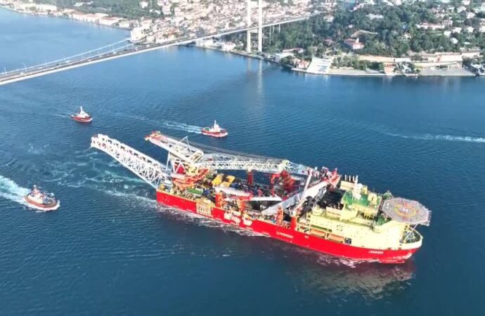 İstanbul Boğazı’ndan Doğal Gaz Platformu Geçişi