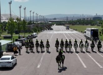 NATO Zirvesi İçin Atlı Polisler Devriye Görevinde